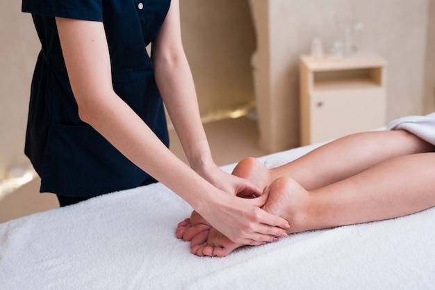 Foto mujer recibiendo masaje de pies en el spa