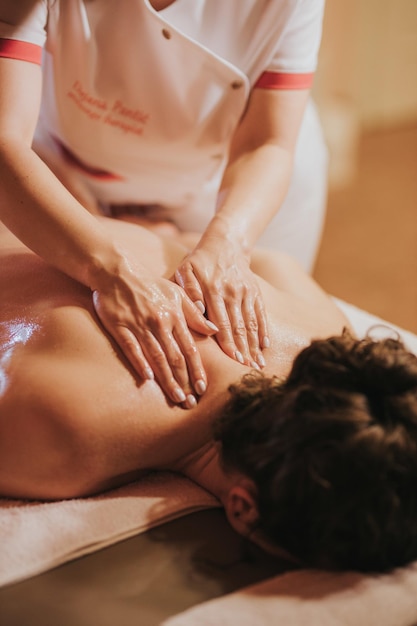 Mujer recibiendo un masaje profesional en un salón de belleza