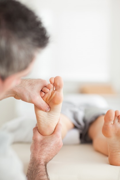 Mujer recibiendo un masaje de reflexología