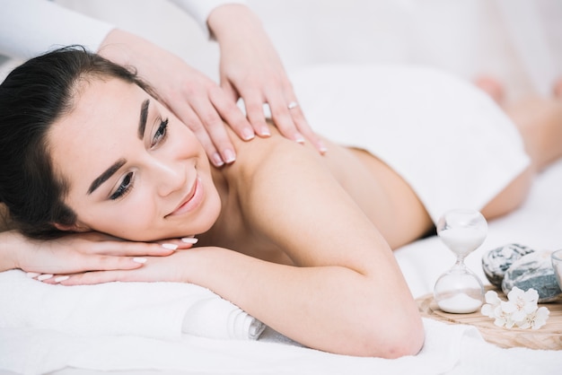Foto mujer recibiendo un masaje relajante en un spa