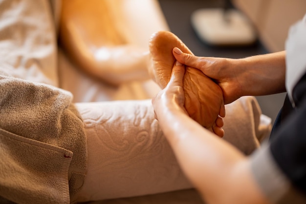 Mujer recibiendo masajes en las piernas