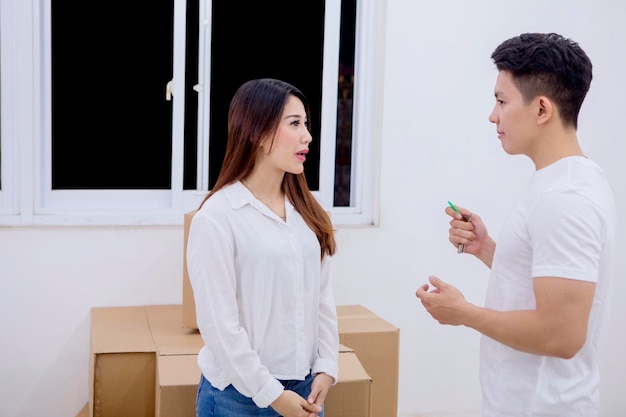 Mujer recibiendo una nueva llave de casa de su esposo