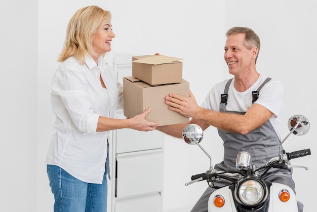 Foto mujer recibiendo paquetes