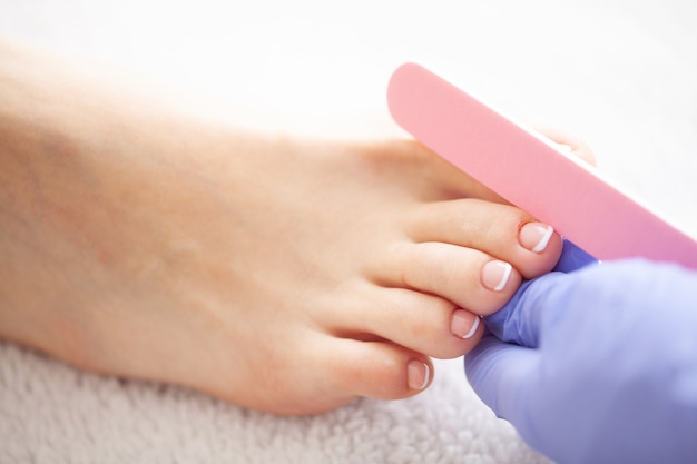 Mujer recibiendo una pedicura en un estudio de belleza