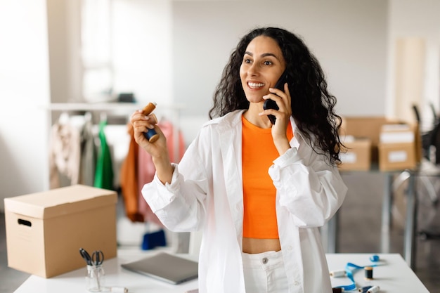 Mujer recibiendo pedido telefónico de ropa en boutique de ropa interior