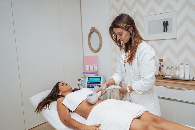 Mujer recibiendo procedimientos cosméticos en el centro de belleza