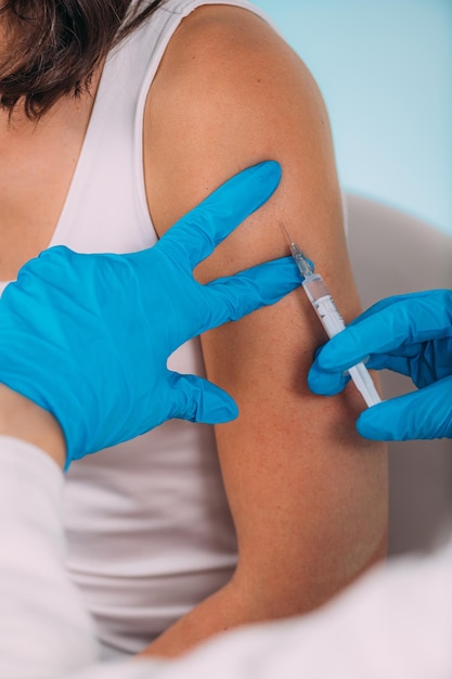 Mujer recibiendo una prueba de vacuna contra el virus Corona