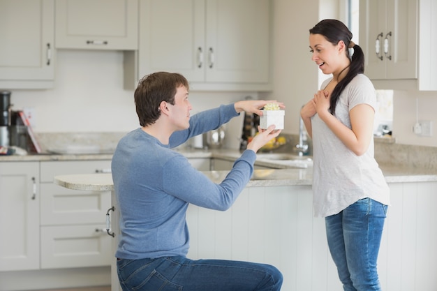 Mujer recibiendo un regalo de su marido