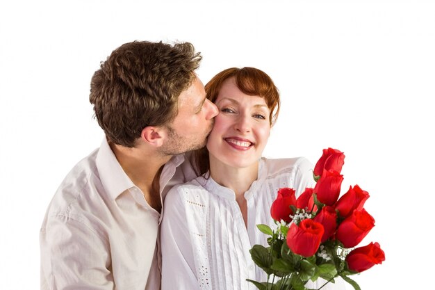 Mujer recibiendo rosas del hombre