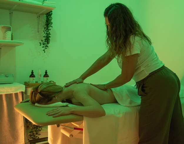 Foto mujer recibiendo una sesión de masaje
