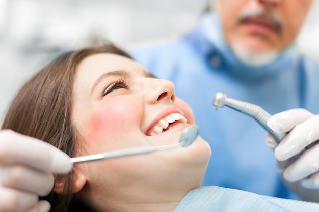 Mujer recibiendo tratamiento dental.