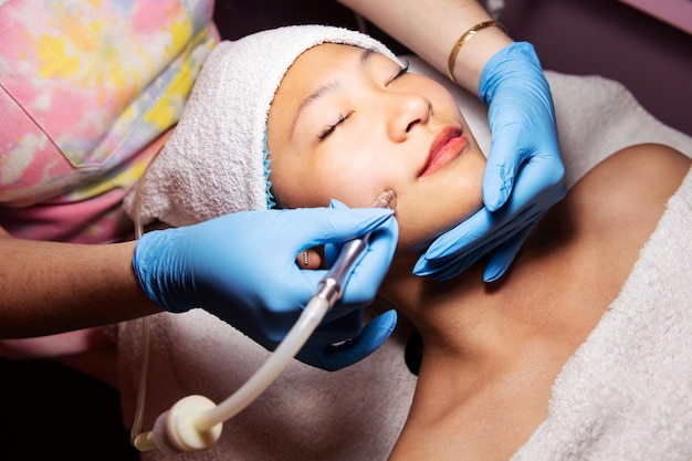 Mujer recibiendo un tratamiento facial exfoliante