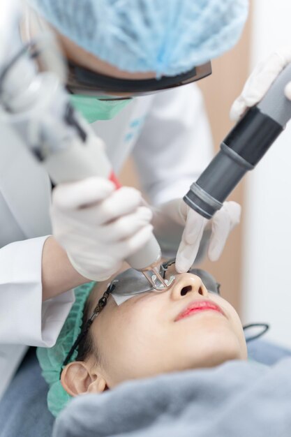 Foto mujer recibiendo tratamiento facial con láser pico en una clínica de belleza