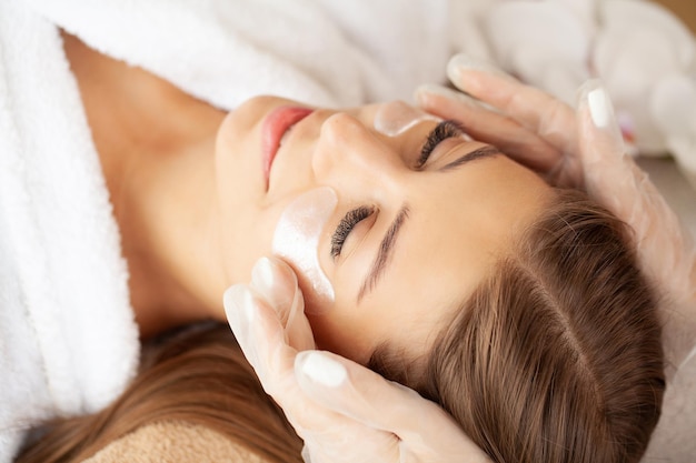 Mujer recibiendo tratamiento de masaje spa en el salón de belleza spa