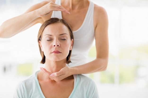 Mujer recibiendo tratamiento de masaje