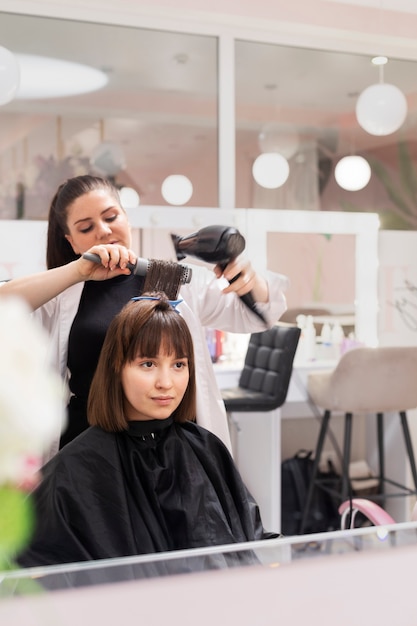 Foto mujer recibiendo tratamiento en peluquería