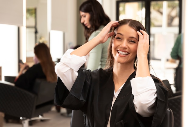 Foto mujer recibiendo tratamiento en peluquería