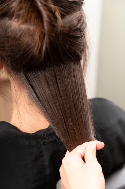 Foto mujer recibiendo tratamiento en peluquería