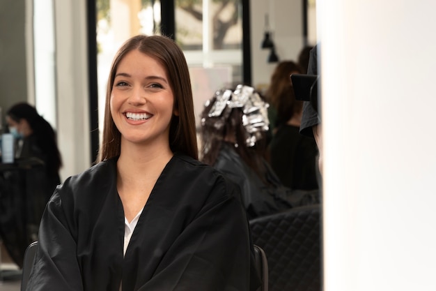 Foto mujer recibiendo tratamiento en peluquería