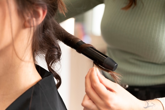 Mujer recibiendo tratamiento en peluquería