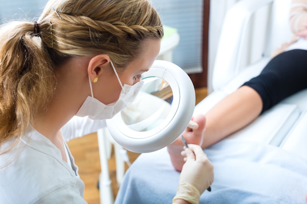 Foto mujer recibiendo tratamiento de podología en day spa