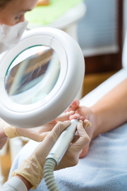 Mujer recibiendo tratamiento de podología en Day Spa