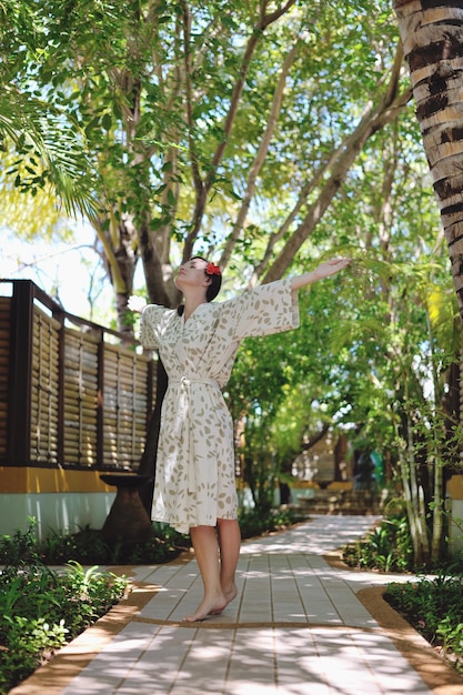 Mujer recibiendo tratamiento de spa en un resort tropical