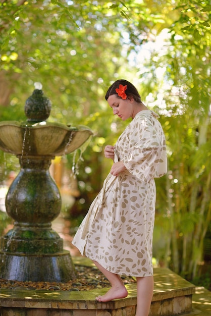 Mujer recibiendo tratamiento de spa en un resort tropical