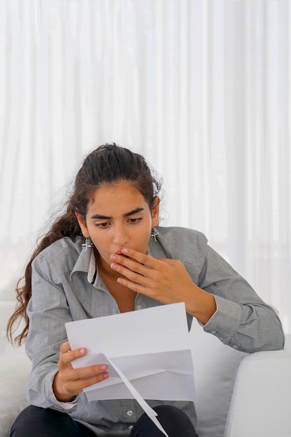 La mujer recibió una mala carta uvolnenii. Una niña agitada sin alegría.