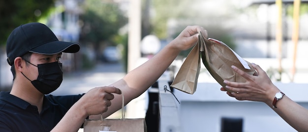 Foto mujer, recibir, comida, de, entrega