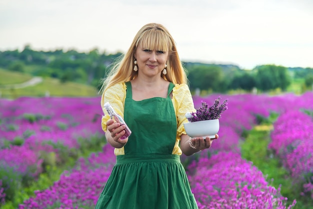 Una mujer recoge lavanda para aceite esencial Enfoque selectivo