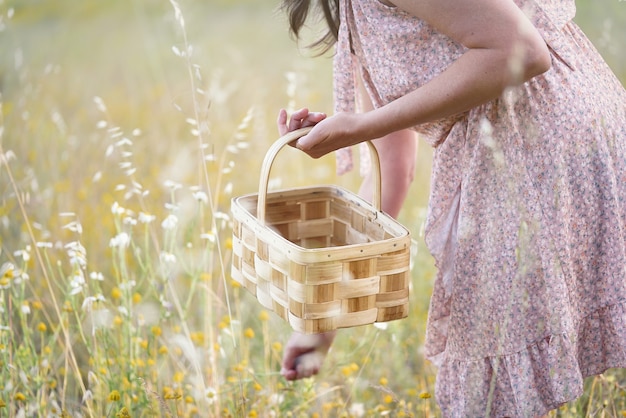 Mujer recogiendo flores silvestres en el campo