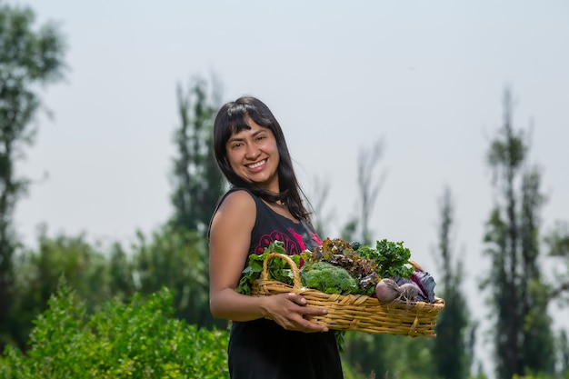 mujer recogiendo verduras