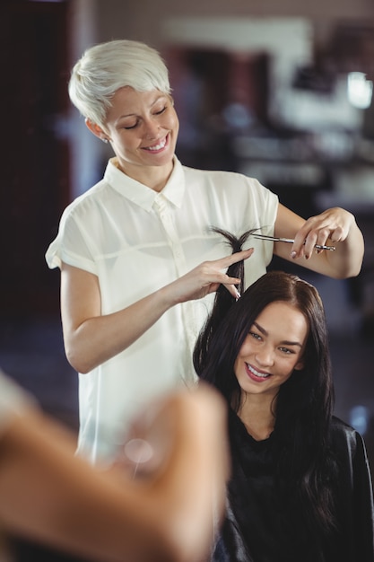 Mujer recortándose el pelo