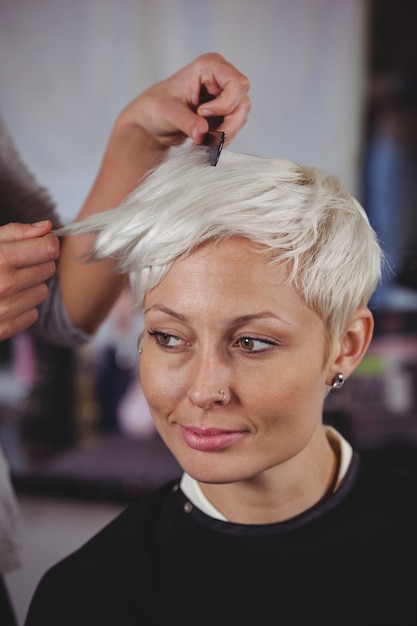 Mujer recortándose el pelo