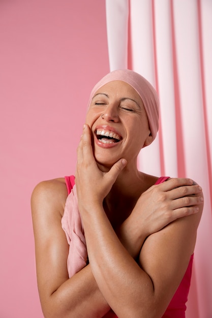 Foto mujer recuperándose después del cáncer de mama