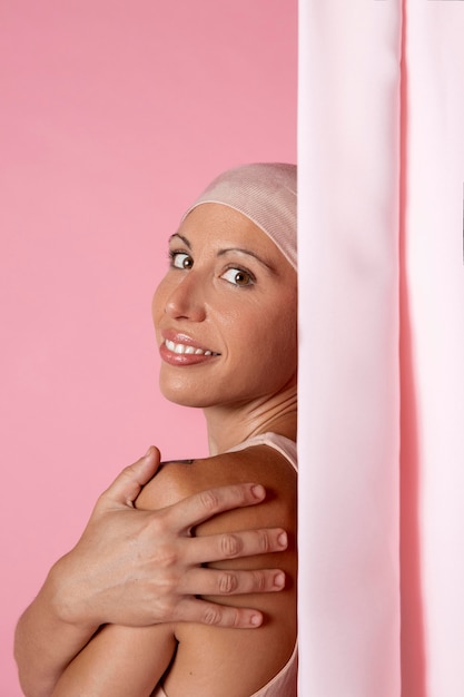 Foto mujer recuperándose después del cáncer de mama