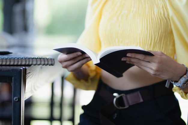 mujer reding libro con feliz en el tiempo libre.