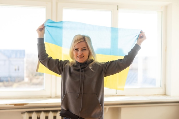 Mujer refugiada con bandera de ucrania