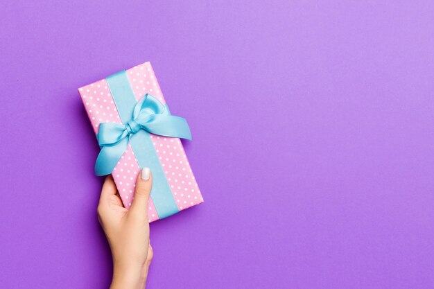 Mujer regala caja de regalo de San Valentín con lazo azul