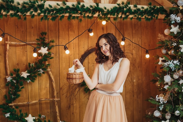 Mujer con regalo el día de Navidad