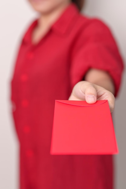 Mujer con regalo de dinero de sobre rojo chino para felices vacaciones de Año Nuevo Lunar