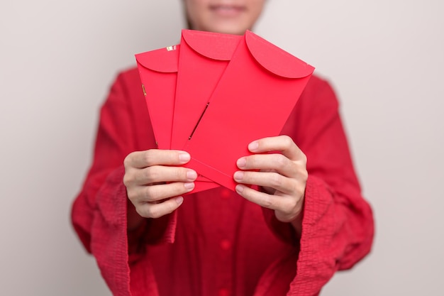 Mujer con regalo de dinero de sobre rojo chino para felices vacaciones de Año Nuevo Lunar