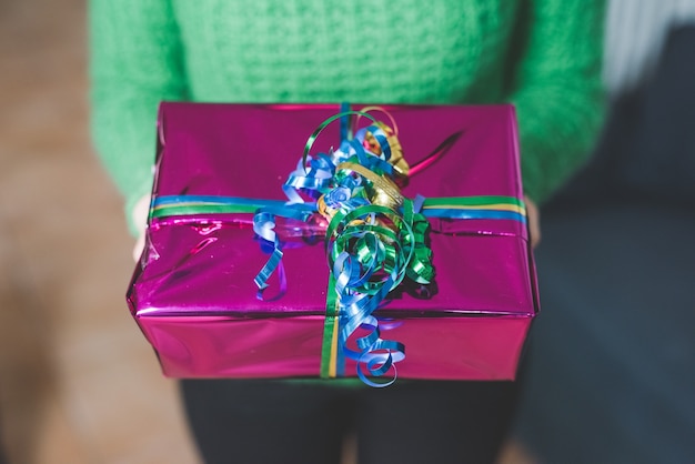 Foto mujer con regalo de navidad