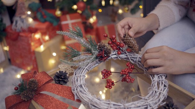 Mujer con regalo y presente para fiesta de Navidad y año nuevo en casa.