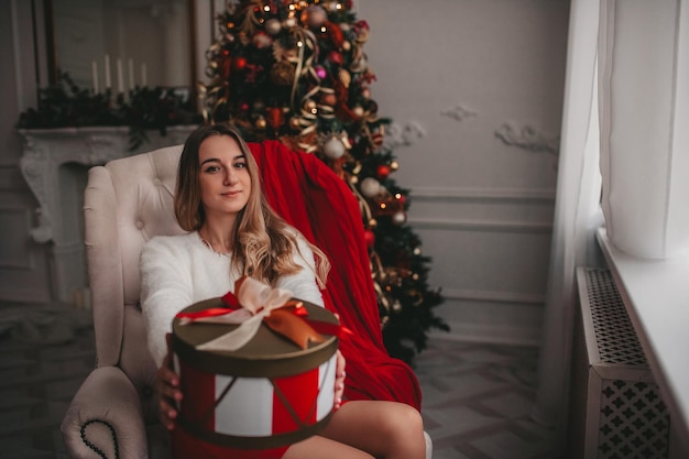 mujer con regalos de navidad