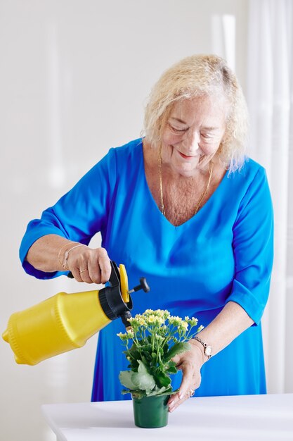 Mujer regando las flores