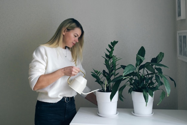 Foto mujer regando plantas caseras