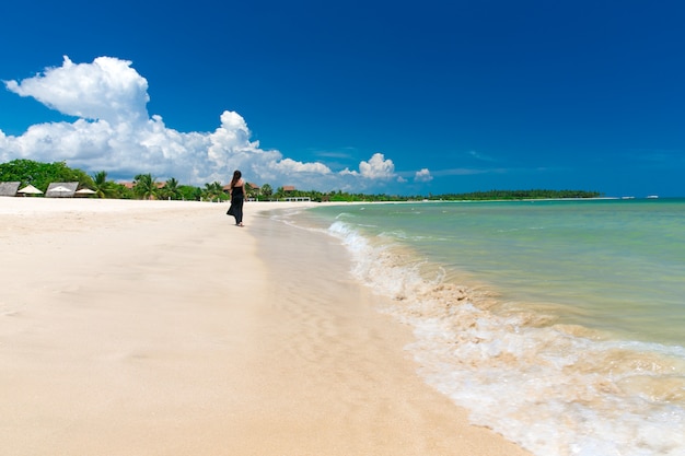 Mujer se relaja en la playa