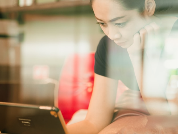 La mujer se relaja con su café en el café.